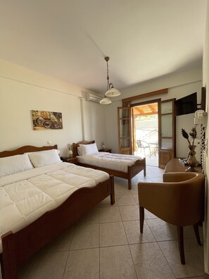 Minibar, in-room safe, individually decorated, individually furnished - Sofotel (Pylos-Nestoras)