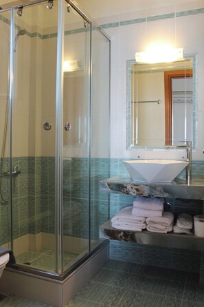 Douche, articles de toilette (gratuits), séchoir à cheveux