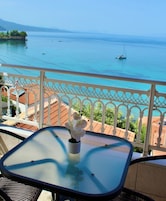 Habitación con 1 cama doble o 2 individuales | Minibar, caja fuerte, decoración individual y mobiliario individual