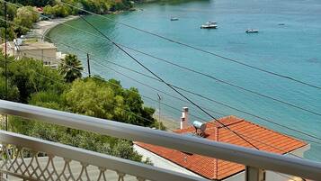 Double or Twin Room | Minibar, in-room safe, individually decorated, individually furnished