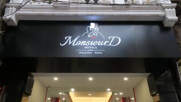 Fachada da propriedade à noite