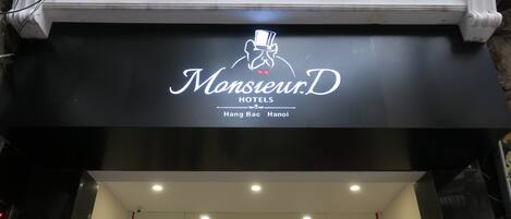 Voorkant accommodatie - avond/nacht