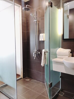 Dusche, Regendusche, kostenlose Toilettenartikel, Haartrockner