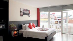 Phòng Deluxe, ban công | Bộ đồ giường cao cấp, két bảo mật tại phòng, bàn, màn/rèm cản sáng 