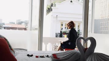 Quarto luxo, sacada | Roupas de cama premium, cofres nos quartos, escrivaninha