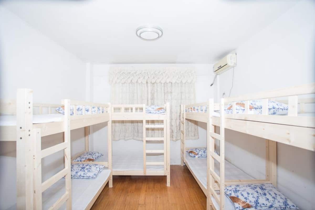Dormitorio condiviso, dormitorio misto | Tende oscuranti, Wi-Fi gratuito
