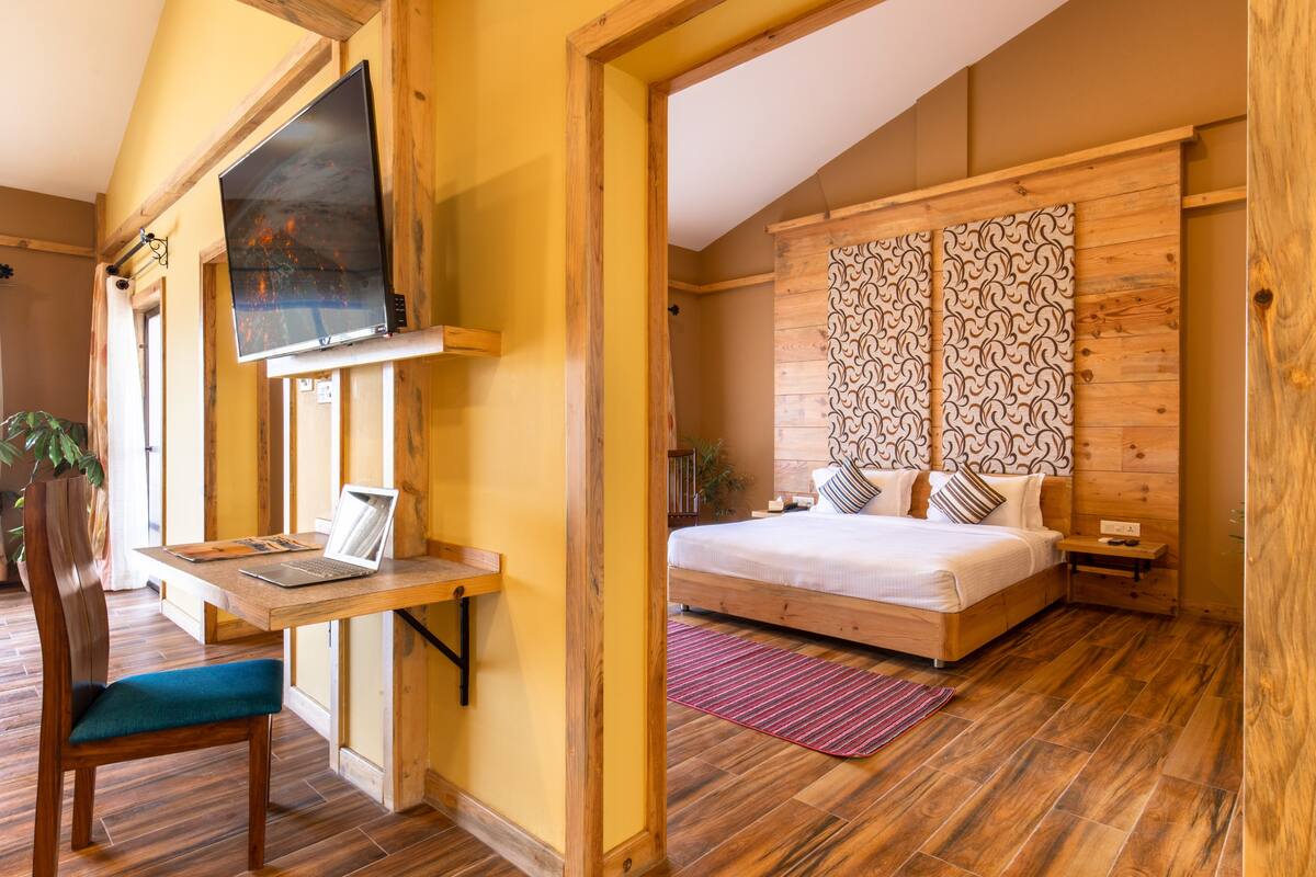 Royal Suite with Bathtub & Mountain View Balcony | เครื่องนอนป้องกันสารก่อภูมิแพ้, มินิบาร์, ตู้นิรภัยในห้องพัก, โต๊ะทำงาน