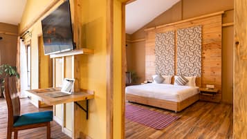 Royal Suite, 1 King Bed, Mountain View, Poolside | 1 bedroom, hypo-allergenic bedding, minibar, in-room safe