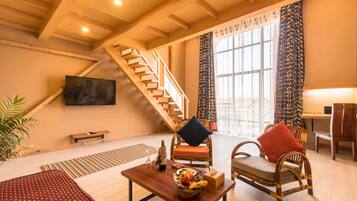 Signature Loft, 1 Queen Bed, Mountain View | Hypo-allergenic bedding, minibar, in-room safe, individually furnished