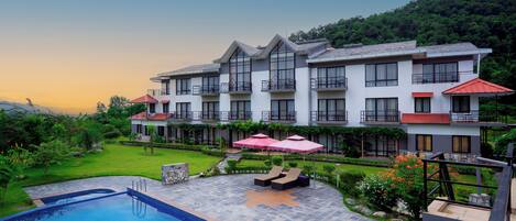 Utomhuspool och solstolar