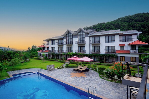 Outdoor pool, pool loungers - Sunshine Resort Pokhara - Your Private Paradise (Pokhara)