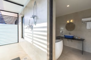 Royal-suite - 1 kingsize-seng - bjergudsigt - ved pool | Bruser på badeværelset