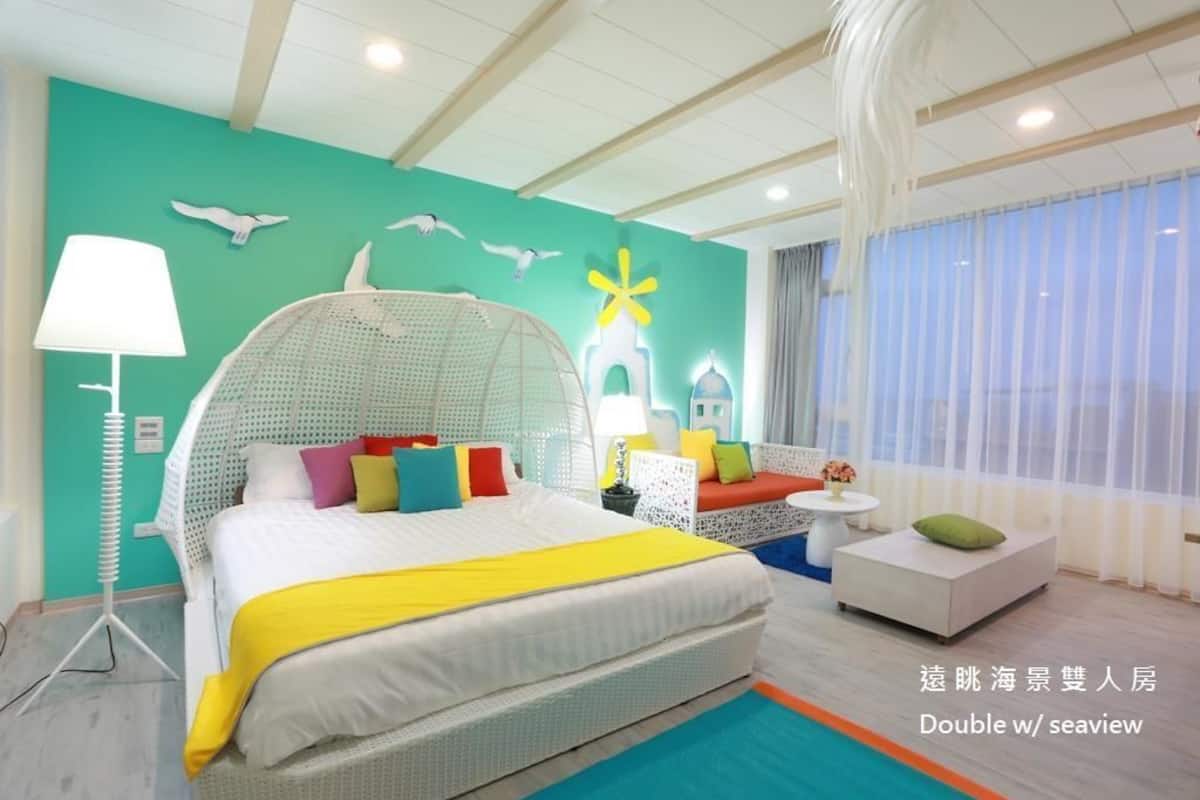 Suite with Sea View | Desk, WiFi (free), bed sheets