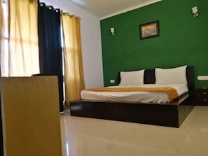 Deluxe Apartment | Desk, soundproofing