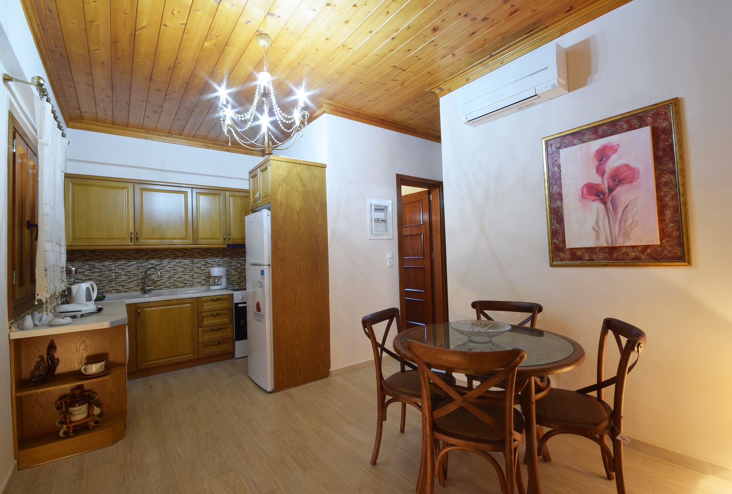 Fridge, oven, stovetop, coffee/tea maker