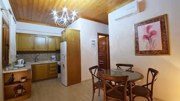 Fridge, oven, stovetop, coffee/tea maker