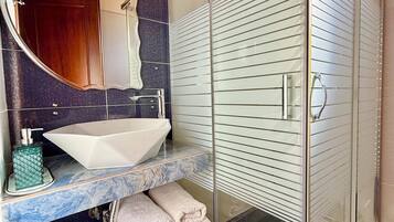 Dusche, kostenlose Toilettenartikel, Haartrockner, Handtücher