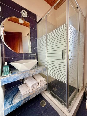 Shower, free toiletries, hair dryer, towels - Driopes Villas (Pylos-Nestoras)