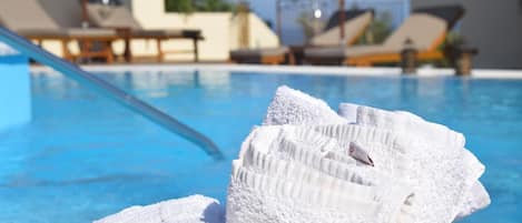 Piscine extérieure, parasols de plage, chaises longues