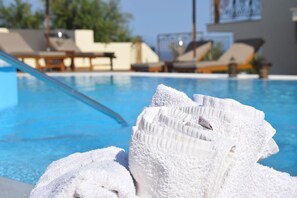 Utomhuspool, öppet 09.30 till 20.00, parasoller och solstolar
