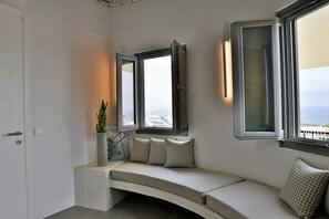 Bộ đồ giường cao cấp, minibar, két bảo mật tại phòng 