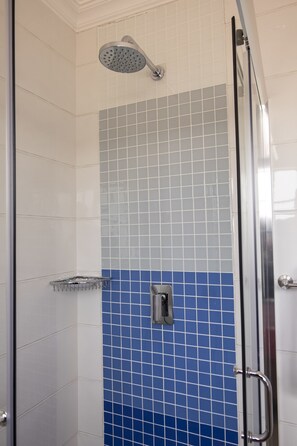 Departamento, 1 cama matrimonial, para no fumadores | Baño | Regadera, regadera tipo lluvia, amenidades de baño gratuitas 