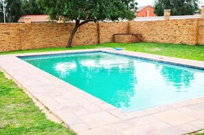 Outdoor pool - The Wilcrest Apartment (Midrand)