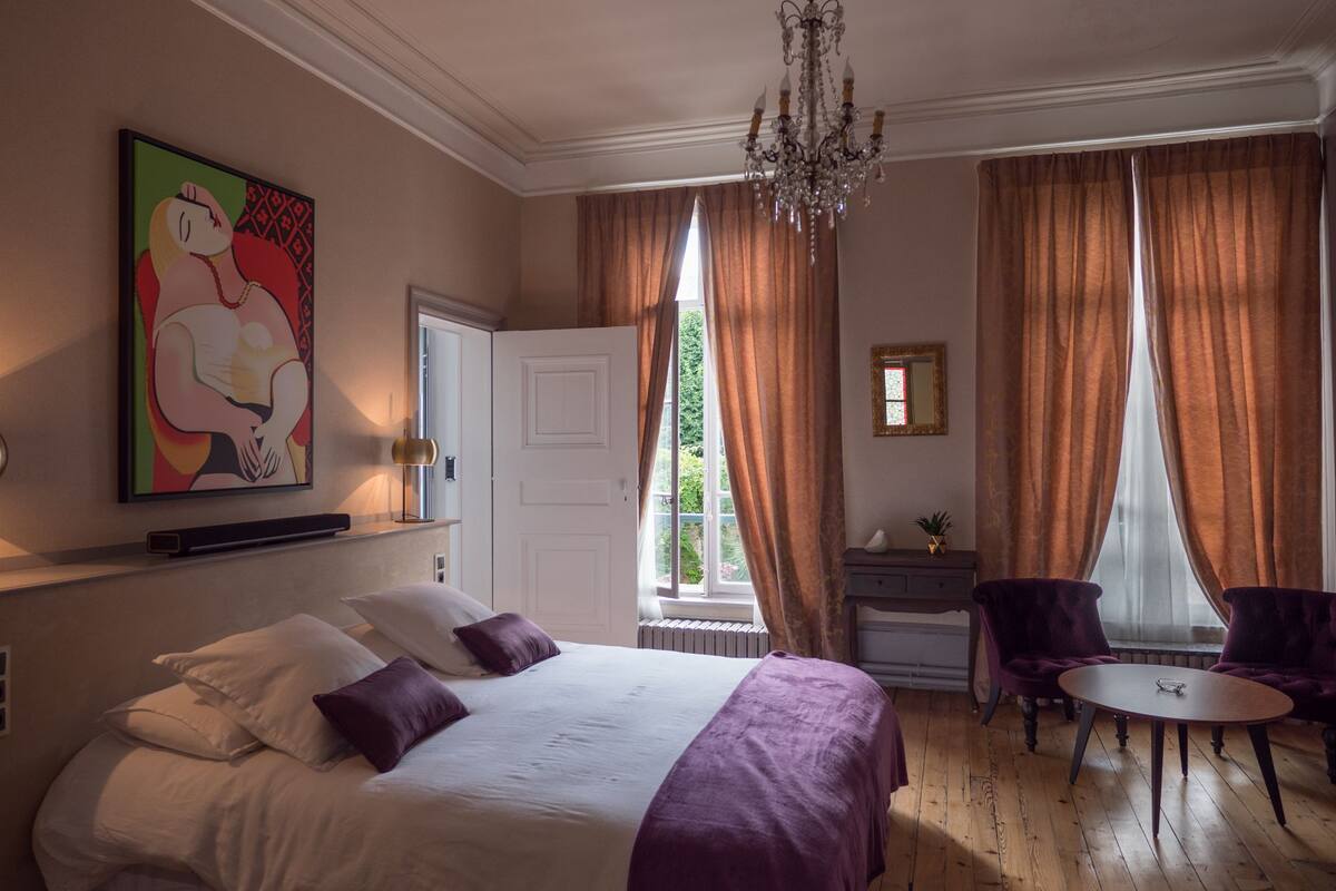 Habitación Premium (Notre Dame) | Cortinas opacas, tabla de planchar con plancha, wifi gratis
