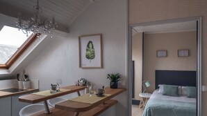 Una cocina moderna con encimera de madera, una lámpara colgante y un tragaluz.