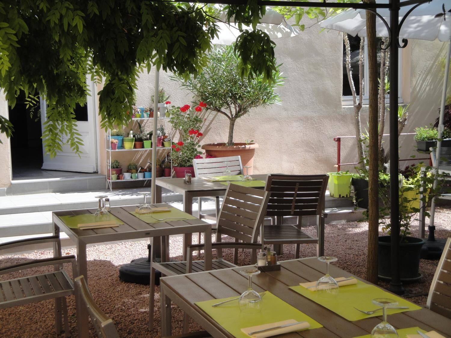 Déjeuner et dîner servis sur place