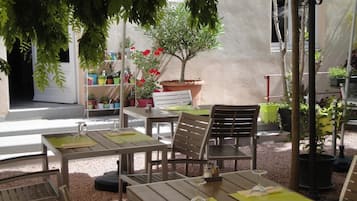 Déjeuner et dîner servis sur place