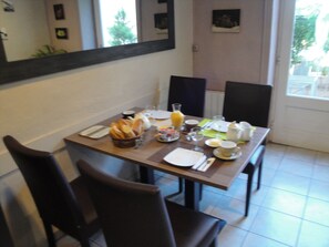 Daily continental breakfast (EUR 7 per person)