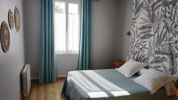 Standaard tweepersoonskamer | Individueel gedecoreerd, individueel gemeubileerd, een bureau