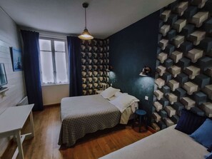 Individuell inredning, unika möbler, skrivbord och mörkläggningsgardiner