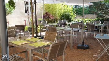 Déjeuner et dîner servis sur place