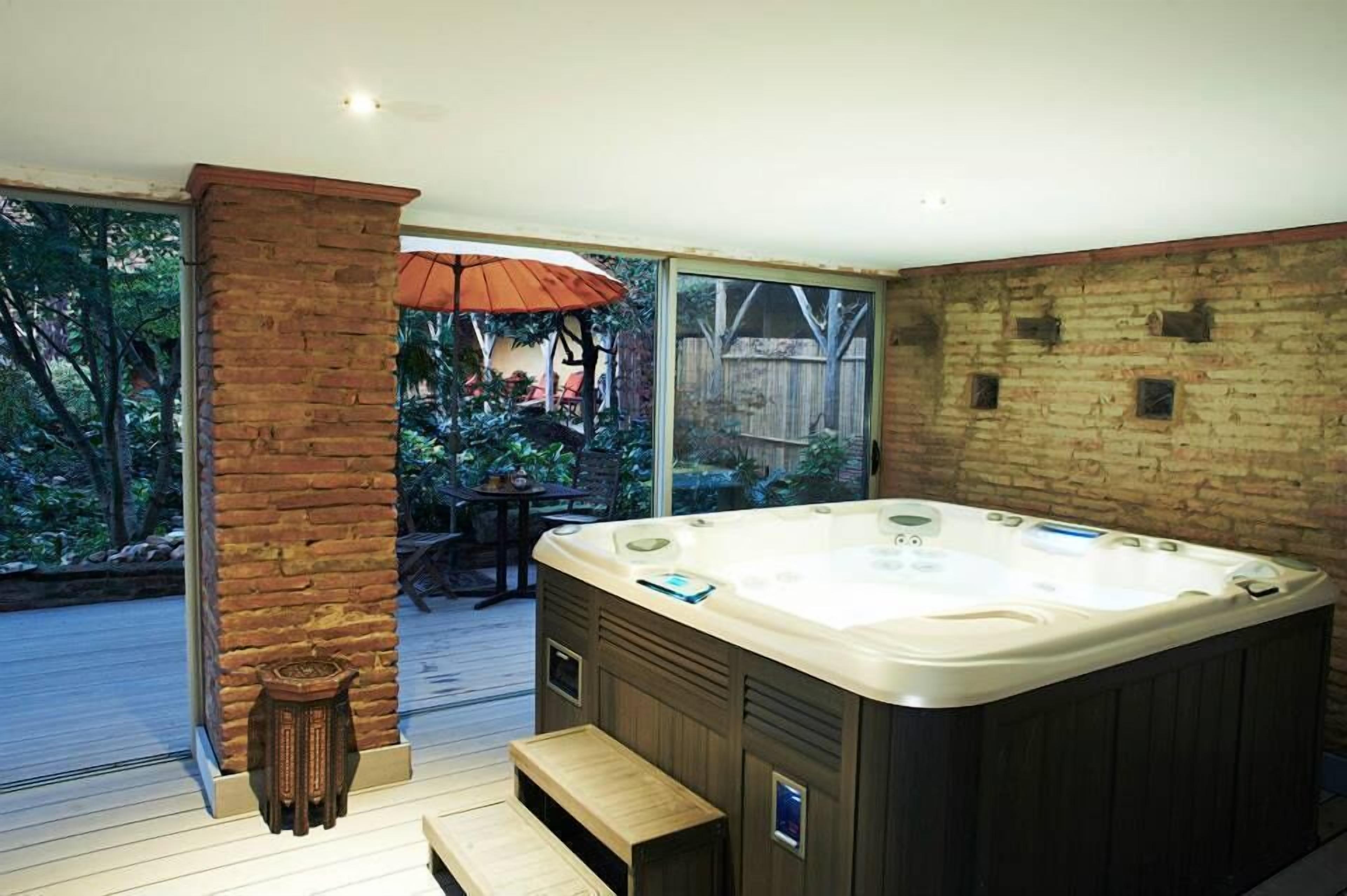 Indoor spa tub