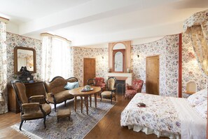 Dubbelrum - 1 queensize-säng - icke-rökare - utsikt mot trädgården | Individuell inredning, unika möbler, skrivbord och strykjärn/strykbräda