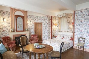 Dubbelrum - 1 queensize-säng - icke-rökare - utsikt mot trädgården | Individuell inredning, unika möbler, skrivbord och strykjärn/strykbräda