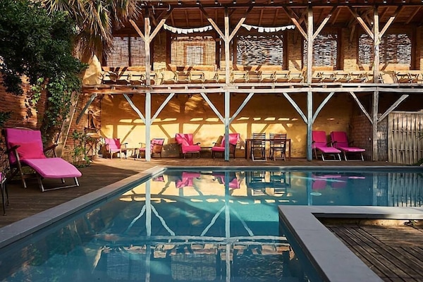 Piscina externa sazonal, espreguiçadeiras