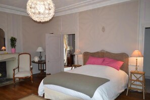 Individually decorated, individually furnished, blackout drapes - Ferme de la Vallière (Tancrou)
