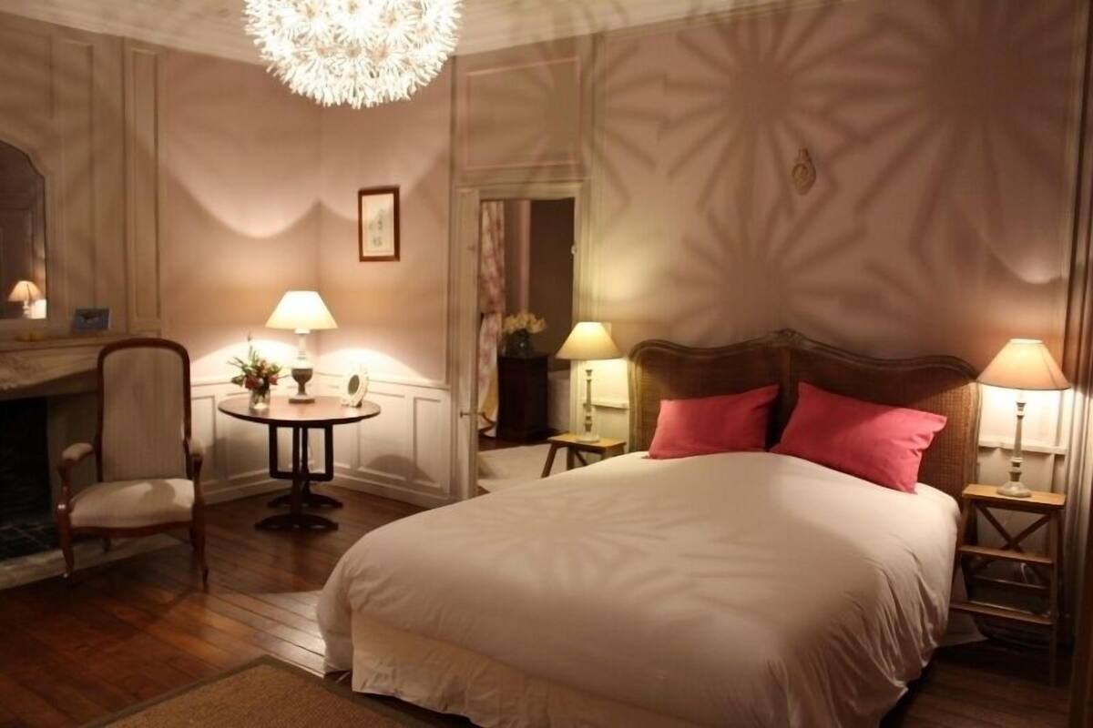 Suite (Du Parc) | Blackout drapes, iron/ironing board (on request), WiFi (free)