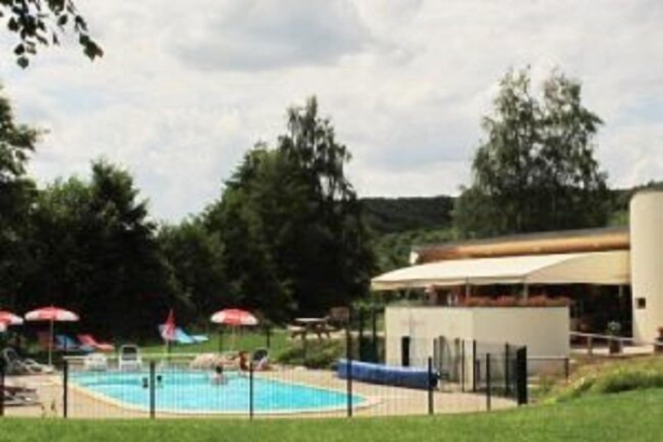 Kolam renang outdoor musiman, dengan payung kolam renang