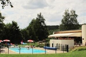 Piscine extérieure (ouverte en saison), parasols de plage