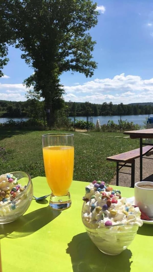 Petit déjeuner, déjeuner et dîner servis sur place
