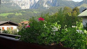 Ein Haus im Vordergrund mit Blick auf die Berge.