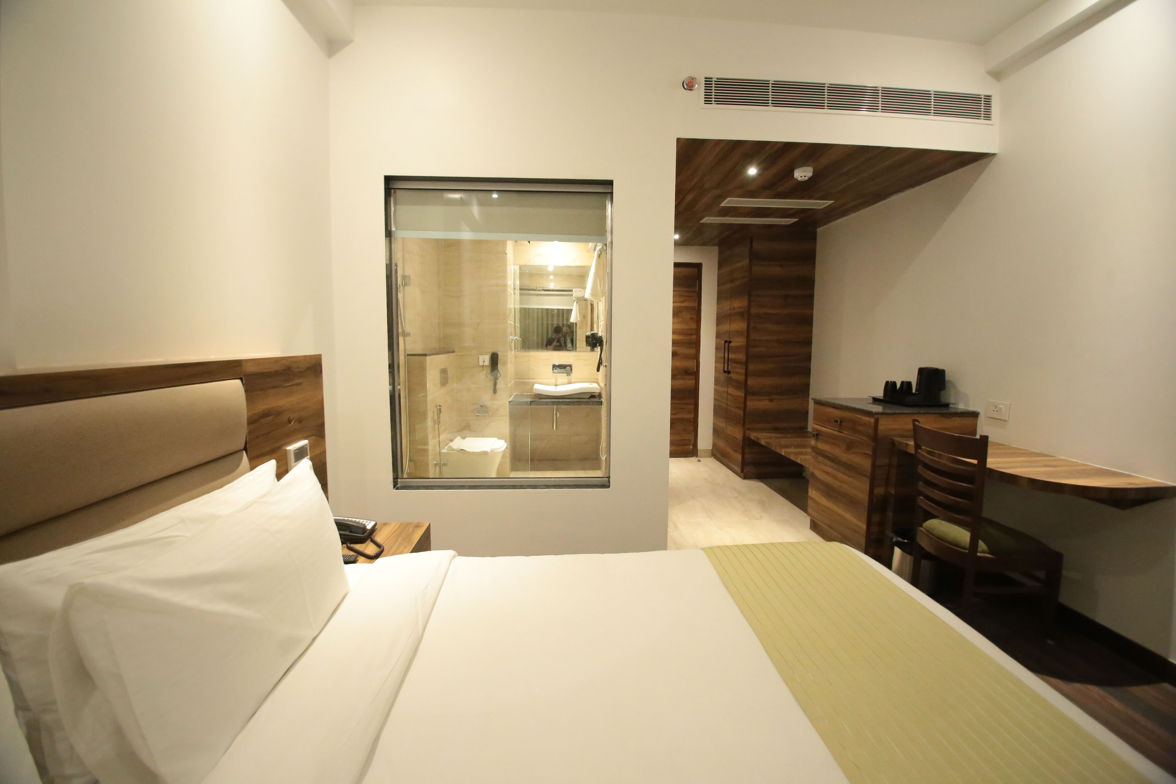 Roupas de cama premium, frigobar, cofres nos quartos, cortinas blackout