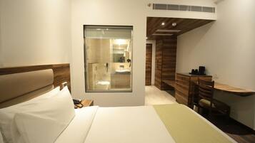 Ylelliset vuodevaatteet, minibaari, tallelokero huoneessa