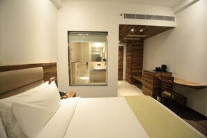 Roupas de cama premium, frigobar, cofres nos quartos, cortinas blackout