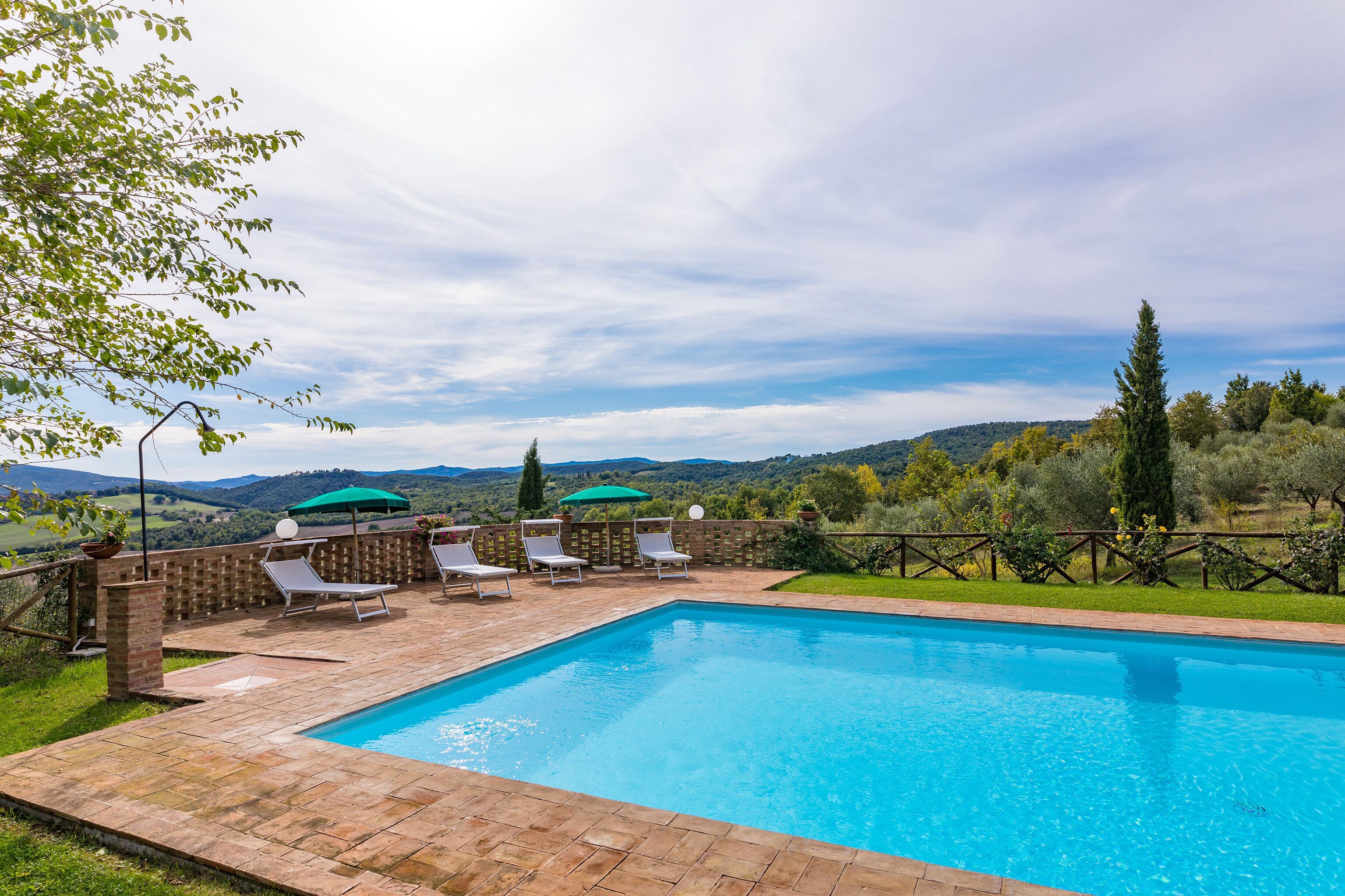 Außenpool (je nach Saison geöffnet), Sonnenschirme, Liegestühle