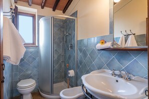 Studio (Mandarino) | Badkamer | Een douche, een bidet, handdoeken